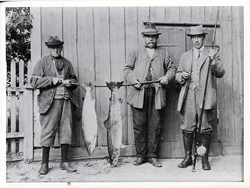 Frå venstre: Lord Sefton, ein ukjend, Oliver H. Jones, den sistnemnde hadde 7 hundar i Kvinesdal. Han gjekk til vanleg i kvite bukser.